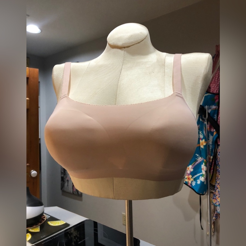 Seamless Light Pink Wireless Comfort Bra
Halston
Size S
EUC worn once